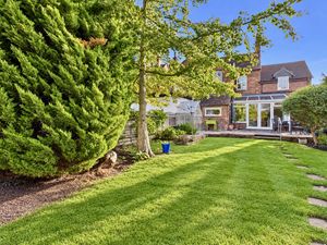 Garden / Rear Aspect - click for photo gallery